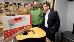 Klimastadtrat Jürgen Czernohorszky bei Gitarrenbauer Andreas Neubauer, einem der teilnehmenden Handwerker des Reparaturbon-Programms. Er reparierte schon Falcos Gitarren. (Bild: Stadt Wien / Votava)