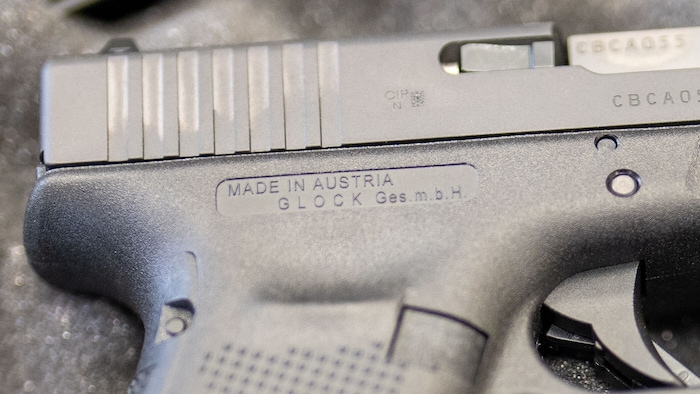 „Bring mir eine Glock mit.“: René Benkos Sicherheitschef berichtete, dass der Signa-Gründer selbst im Schlafzimmer eine Waffe hatte. 