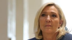 Frankreichs Parteivorsitzende Marine Le Pen hat sich als Katzenfreundin präsentiert.