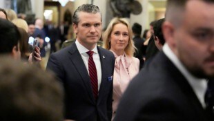 Pete Hegseth mit seiner Ehefrau Jennifer, die er bei Fox News kennengelernt hat.
