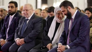 Syriens Übergangspräsident Ahmed al-Sharaa beim Gebet mit einigen Mitgliedern der neuen ...
