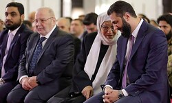 Syriens Übergangspräsident Ahmed al-Sharaa beim Gebet mit einigen Mitgliedern der neuen ...