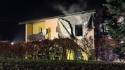 Beim Eintreffen der Feuerwehren standen bereits mehrere Räume im Obergeschoss des Wohnhauses in ...