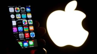 Apples Geschäft mit dem iPhone läuft zwar blendend, im KI-Wettrüsten mit Google und Microsoft ...