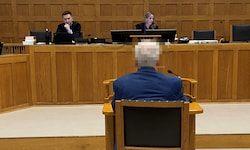 Der Angeklagte bestritt die ihm vorgeworfenen Taten beim Prozessauftakt am Montag im Gericht in ...