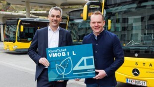 „Verkehrsverbund Vorarlberg“-Geschäftsführer Christian Hillbrand und Landesstatthalter Christof ...