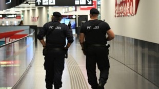 Es ist nicht das erste Mal, dass die Polizei einen Koffer mit einer riesigen Menge Cannabis am ...