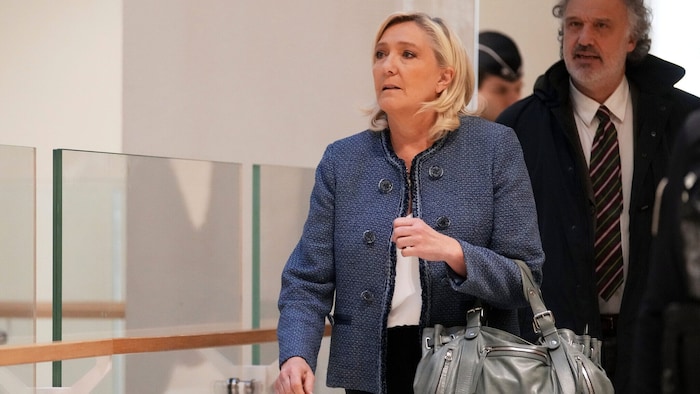 Le Pen verließ den Gerichtssal noch bevor das konkrete Strafmaß verkündet wurde.