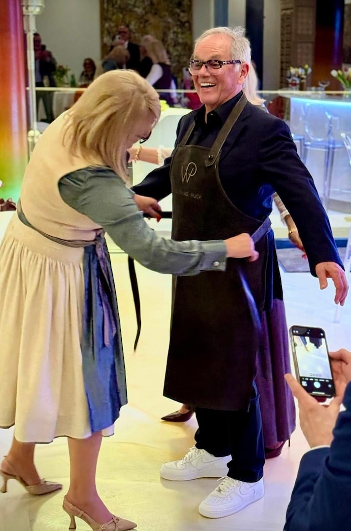 Eva Keferböck mit Wolfgang Puck, dem sie als Erinnerung an „Good Old Austria“ eine ...