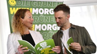 Spitzenkandidatin Judith Pühringer mit Peter Kraus. (Bild: APA/HANS KLAUS TECHT)