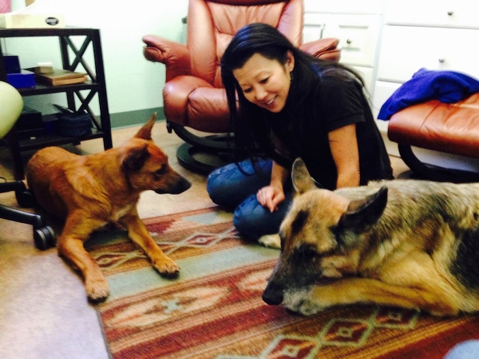 Betsy Arakawa und zwei ihrer geliebten Hunde.