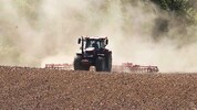 Beim Pflanzenbau wird auf hitze- und trockenresistente Sorten gesetzt sowie auf optimale statt ...