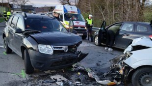 Die beiden Fahrzeuge wurden bei dem Unfall stark beschädigt.