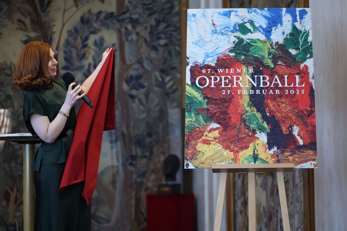 Hier enthüllte Moderatorin Teresa Vogl das Kunstwerk, welches das heurige Sujet zierte. 
