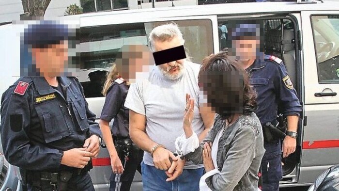 Unter Polizeibewachung kam der Beschuldigte Alfred U. mit seiner Anwältin zum Tatort in Wien.