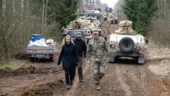Die US-Botschafterin in Litauen Kara C. McDonald (links) macht sich auf dem Truppenübungsplatz in Pabrade ein Bild von der Lage. (Bild: EPA/Valdemar Doveiko)