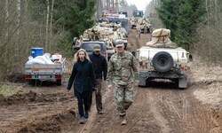 Die US-Botschafterin in Litauen Kara C. McDonald (links) macht sich auf dem Truppenübungsplatz ...
