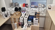 Smartphones, Kameras, Festplatten und andere gestohlene Elektroartikel wurden von der Polizei in ...