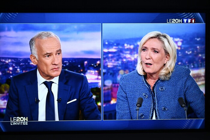 Moderator Giles Bouleau mit der verurteilen Marine Le Pen bei TF1