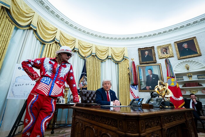 Kid Rock lehnt lässig an Trumps Schreibtisch