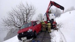 Die Freiwillige Feuerwehr schaffte es, das Fahrzeug zu bergen.
