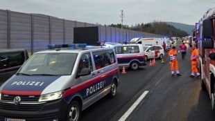 Die Kollision hat Dienstagfrüh vier Tote gefordert – mehrere Schwerverletzte wurden ebenfalls bestätigt. (Bild: FF Pitten)