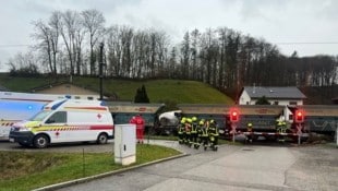 Ein Unfall an einem Bahnübergang forderte die Einsatzkräfte am Dienstagmorgen. (Bild: Team Fotokerschi / Klaus Mader)