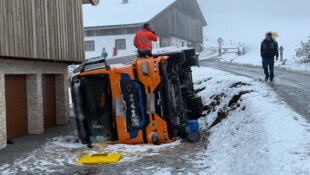 Auf der Seite liegend kam der Lkw zum Stillstand.