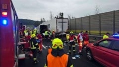 Die ukrainischen Insassen waren im Fahrzeug eingeklemmt und mussten von den Einsatzkräften befreit werden. (Bild: FF Pitten)