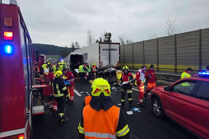 Die ukrainischen Insassen waren im Fahrzeug eingeklemmt und mussten von den Einsatzkräften ...