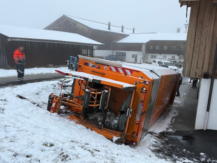 Der Lkw wurde von einem Abschleppdienst geborgen.