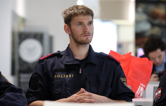 Julian Lüftner fühlt sich in seiner Rolle als Polizist pudelwohl, arbeitete zuletzt sechs Monate ...