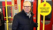 Karl Mahrer in der U6. Als Kind ist er sehr gerne mit der Stadtbahn gefahren. Heute fühlt er ...