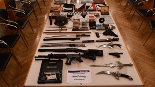 Unzählige illegale Symbole, Bilder, Fahnen und Abzeichen wurden gefunden.