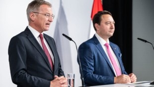Landeshauptmann Thomas Stelzer (li.) ist in Oberösterreich für die Finanzen zuständig. Sein Stellvertreter Manfred Haimbuchner (FPÖ) sieht ein wichtiges Signal.  (Bild: Peter C. Mayr)