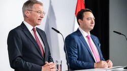 Landeshauptmann Stelzer und sein Vize Haimbuchner fahren einen Sparkurs.
