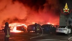 Das Feuer hat Tesla-Fahrzeuge zerstört und Schaden an einem Gebäude angerichtet. (Bild: AFP/VIGILI DEL FUOCO)