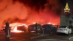 Das Feuer hat Tesla-Fahrzeuge zerstört und Schaden an einem Gebäude angerichtet.