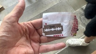 Sticker mit versteckten Rasierklingen.