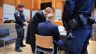 Der Angeklagte mit seinem Verteidiger vor Prozessbeginn.
