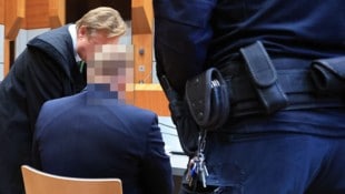 Verteidiger Franz Essl (links) mit dem Angeklagten beim Prozess in Innsbruck. (Bild: Johanna Birbaumer)