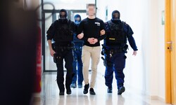 Stefan K. wird vor Gericht in Wien schwer bewacht.