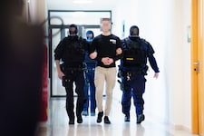 Stefan K. wird vor Gericht in Wien schwer bewacht.
