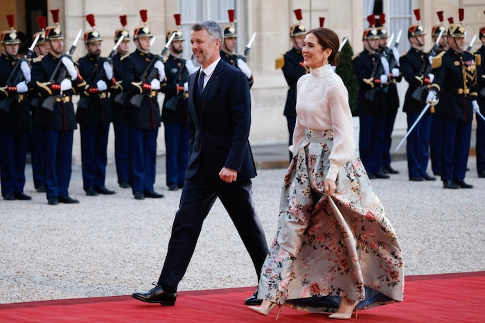 Königin Mary mit ihrem Ehemann König Frederik bei der Ankunft am Élysée-Palast in Paris