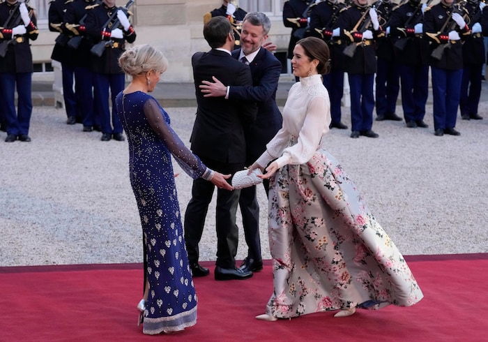 Brigitte Macron schien der Look von Königin Mary gut zu gefallen. Währenddessen gab es bei König ...