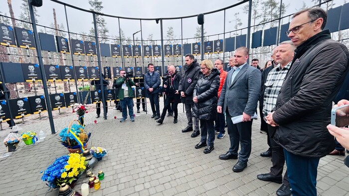 Blumen und stilles Gedenken der gefallenen Soldaten bei Moschtschon