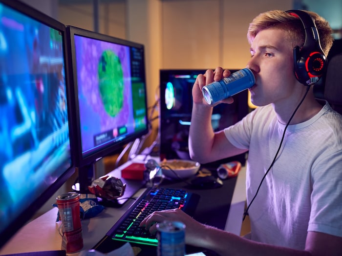 44 Prozent der Burschen verbringen ihre Freizeit mit Energydrinks und Chips vor dem Computer ...