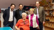 Erfolgreiches Medizinerteam: Müller-Wille, Binder und Geißler (hinten von links) mit Egon ...