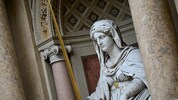 Justitia, die Göttin der Gerechtigkeit, wird auch oft mit Augenbinde dargestellt –als Symbol für ...