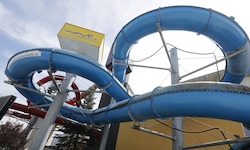 Das Wörgler Hallenbad Wave wurde 2021 stillgelegt. Nun soll es vorübergehend zur Partylocation ...
